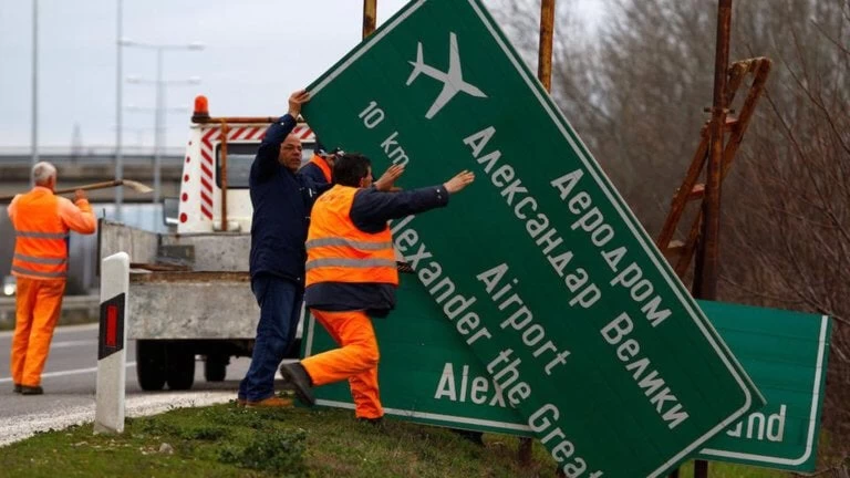Μπαίνουν οι νέες ταμπέλες στα Σκόπια